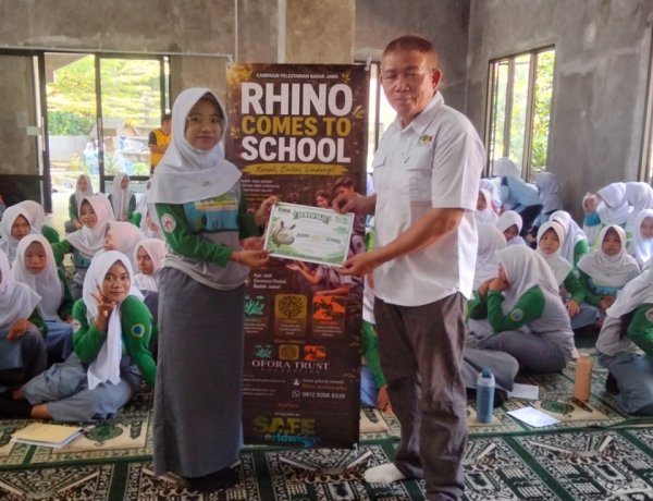 "RHINO COMES TO SCHOOL" ARRIVES AT SMA N 11 PANDEGLANG   More Than 200 Grade 11 Students Encouraged to Become "Rhino Ambassadors"